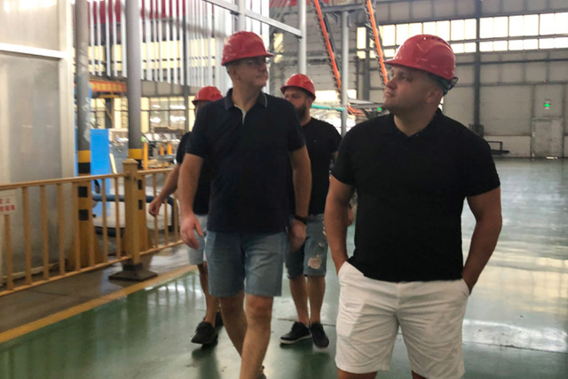 Հաճախորդ այցելող անձնակազմի լուսանկար