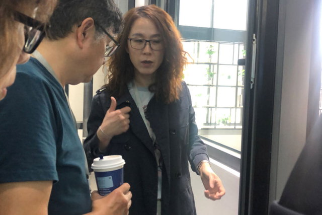 Հաճախորդ այցելող անձնակազմի լուսանկար